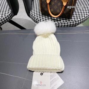 MONCLER2026秋冬新作キツネの毛玉をあしらったリバーシブルニット帽がおしゃれな毛糸帽子