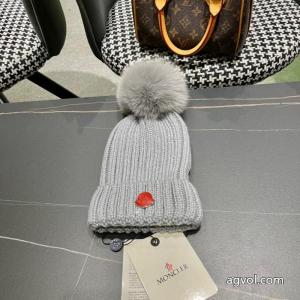 MONCLER2026秋冬新作キツネの毛玉をあしらったリバーシブルニット帽がおしゃれな毛糸帽子