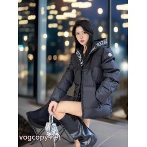 MONCLERダウンジャケット偽 ブランド 販売目玉商品  大人の色味 高級感を演出