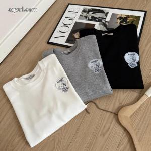 MONCLER人気モデル 高級感漂う ついに登場パーカーコピー ブランド