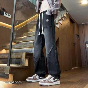 最新☆大人気☆話題沸騰 レビュー高い 長くご愛用できるMONCLERブランド コピー 品ジーンズ