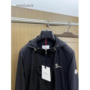 デザイン性の高い きれいめな印象で着こなし 人気定番新品コートMONCLERスーパー ブランド コピー..
