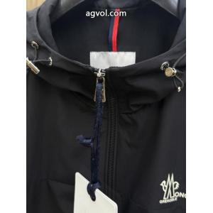 デザイン性の高い きれいめな印象で着こなし 人気定番新品コートMONCLERスーパー ブランド コピー..
