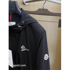 デザイン性の高い きれいめな印象で着こなし 人気定番新品コートMONCLERスーパー ブランド コピー..