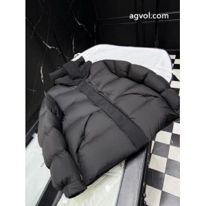 ダウンジャケット主役になる存在感  最新作入荷 大人でお上品モンクレール偽 ブランド ..