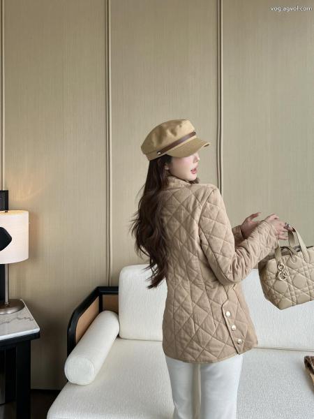 コートリッチな印象に2025年秋冬シーズンに登場MONCLERスーパー コピー ブランド 専門 6 