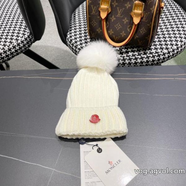 MONCLER2025秋冬新作キツネの毛玉をあしらったリバーシブルニット帽がおしゃれな毛糸帽子 0 