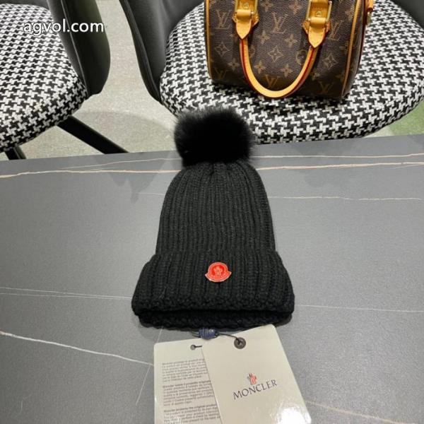 MONCLER2025秋冬新作キツネの毛玉をあしらったリバーシブルニット帽がおしゃれな毛糸帽子 5 