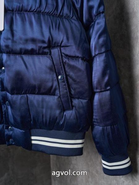 ダウンジャケットMONCLERコピー 品 販売着心地良く 暑い冬に軽やかな涼しげ 潮流 5 