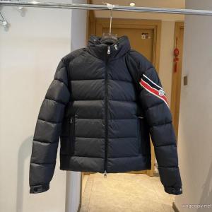 ブランド コピー 販売MONCLER驚きの破格値爆買い 実用品 シックでお洒落なダウンジャケット