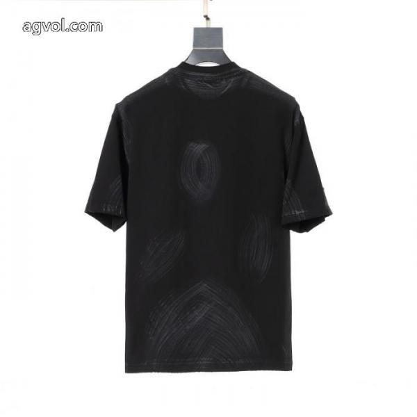 MONCLERスーパー コピー ブランド半袖Tシャツ新作登場 心惹かれるスタイル 雑誌掲載 4
