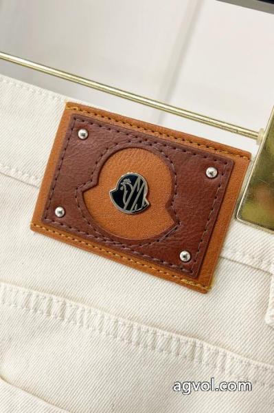 コピー 商品 販売ジーンズ個性的なモデル 抜け感を出す 上品で優しい雰囲気にMONCLER 2