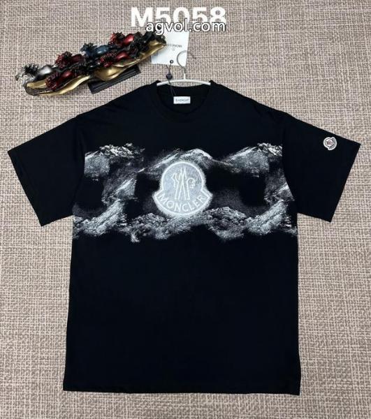 半袖Tシャツ最前線に注目 様々なシーンに セールで嬉しい入荷MONCLERコピー 商品 通販 5
