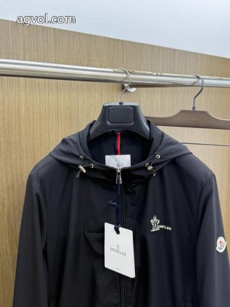 デザイン性の高い きれいめな印象で着こなし 人気定番新品コートMONCLERスーパー ブランド コピー.. 2
