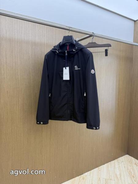 デザイン性の高い きれいめな印象で着こなし 人気定番新品コートMONCLERスーパー ブランド コピー.. 1