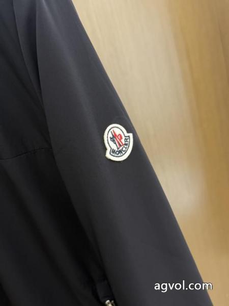 デザイン性の高い きれいめな印象で着こなし 人気定番新品コートMONCLERスーパー ブランド コピー.. 6